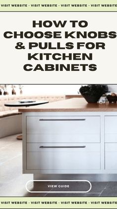 the kitchen cabinets are clean and ready to be used for cooking or cleaning, with text overlay that reads how to choose knobs & pulls for kitchen cabinets