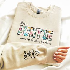 Shirts For Neices, Auntie Vinyl Shirts, Auntie Hoodies, Auntie Sweater, Auntie Sweatshirt With Names, In My Auntie Era Sweatshirt, Cool Aunt Sweatshirt, Heat Press Printing, Aunt Life