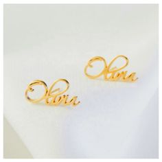 Estos aretes personalizados de 18K son el regalo perfecto para ella, el Día de San Valentín, un regalo de cumpleaños, un regalo para su hija o un regalo de Navidad.




CÓMO HACER UN PEDIDO

Aplique el nombre o texto que desee para los aretes personalizados dentro de 10 caracteres como máximo. Elija la fuente para su texto y estilo entre nuestras imágenes fotográficas. 


Tamaños de aretes personalizados: 30 mm


Disponibles en oro, plata y oro rosa

(Hipoalergénico para pieles sensibles)

 
Permítanos 3 - 5 semanas para la producción de sus aretes personalizados. Los pedidos pueden completarse tarde o temprano dependiendo de los días festivos y las temporadas altas.


Esperamos personalizar estos hermosos aretes personalizados de 18 quilates para usted. Gracias por elegir Humble Legends. Earring Christmas, Christmas Jewelry Gift, Wholesale Earrings, Name Earrings, Name Jewelry, Bff Gifts, Custom Name Necklace, Custom Earrings, Christmas Gift Jewelry