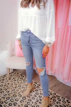 Shop Jess Lea- Jaelynn Medium Distressed Skinny Jeans #jesslea #jessleaboutique #jessleastyle #casualstyle #momstyle #casualoutfit #easyoutfit #ootd #boutique #boutiquestyle #jeans #distressedjeans #skinnyjeans Pink Blazer, Style Inspiration Winter, Cozy Outfit, Blazer Outfits, Mom Style, Boutique Clothing, Denim Jeans, Sweater Outfits, Spring Outfits