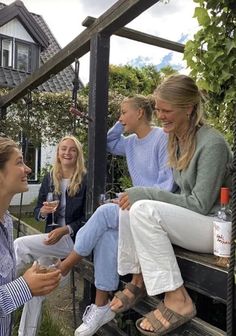 Scandinavian Outfit, Skandinavian Fashion, Photographie Inspo, Scandinavian Fashion, A Glass Of Wine, Copenhagen Style, Mode Ootd