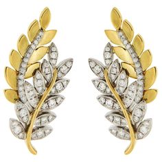 The timeless Olympia leaf is revived in gold and diamonds. The bough in the back of the design is formed in 18k yellow gold. A row of brilliant cut diamonds traces the soft turn of the midrib. The bough overlapping in the front consists of pave set brilliant cut diamond leaves, featuring a gold midrib. The total weight of the diamonds is 1.9 carats. Clip-backs secure the earrings, which measure 0.73 inches (width) by 1.54 inches (length) by 0.58 inches (depth). Cartier Gold, Gold Leaf Earrings, Leaf Motif, Gold Diamond Earrings, Yellow Gold Bracelet, Diamond Gold, Yellow Gold Earring, Shell Earrings, Brilliant Diamond