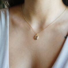 Dainty Oval Locket Jewelry, Dainty Oval Locket Necklace For Wedding, Dainty Oval Pendant Locket Necklace For Gifts, Dainty Gold Oval Locket Necklace, Timeless Oval Locket Necklace For Gift, Oval Locket Necklace, Dainty Necklace Gold, Locket Jewelry, Locket Necklace Vintage