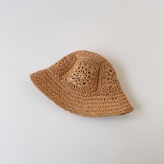 花柄の網目になっているお洒落な ストローハット👒お洋服とも 合わせやすいデザインで使いやすいです。 « color » beige / brown « size » one size (45~51ｃｍ) → ご購入者様の着用レビューはこちら♪ → KOHANA.SHOP公式アカウントはこちら♪ ▽予約注文のボタンから商品をご注文のお客様の発送予定日は15日~21営業日でのお届け予定です。 ▽発送状況により、お日にちが前後する可能性がございます。 ━━━━━━━━━━━━━━━━━━━━━ 必ずサイト内の【NOTICE】ページに�ある「当ショップの注意事項」をよく読んでから、ご購入をお願い致します。 ※お取り寄せ先の状況によっては、在庫を確保できない場合がございますので予めご了承くださいませ。 Spring Bucket Straw Hat, Beige Bucket Sun Hat For Vacation, Casual Natural Color Bucket Sun Hat, Summer Straw Bucket Hat For Spring, Summer Bucket Straw Hat For Spring, Vacation Beige Bucket Sun Hat, Trendy Brown Sun Hat For Spring, Spring Brown Sun Hat With Curved Brim, Trendy Brown Straw Hat For Spring