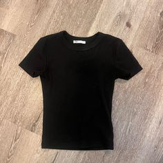 Never Worn Everyday Black Short Sleeve Top For Spring, Black Short Sleeve Top For Everyday Spring Wear, Everyday Black Fitted T-shirt, Black Fitted Top T-shirt For Everyday, Trendy Black Fitted Short Sleeve Top, Trendy Fitted Black Short Sleeve Top, Trendy Black Zara T-shirt, Zara Basic Stretch T-shirt, Black Fitted Crew Neck Short Sleeve Top