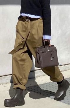 Khaki Trousers Outfit, Diana Fashion, Casual Outfit Inspiration, Magazine Fashion, Cooler Look, Autumn Street Style, Best Dressed, Style Crush, Beauty Lifestyle