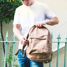 Great picture of the vintage cognac Classic Backpack Backpack Vintage, Leather Backpacks, Hand Luggage, Mahi Mahi, Classic Backpack, Independent Designers Fashion, Badger, Gifts For Father, Sling Backpack