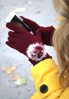 Knitted Mittens, Modern Womens Fashion, Red Gloves, Knit Gloves, Touch Screen Gloves, Knit Mittens, Cold Weather Outfits