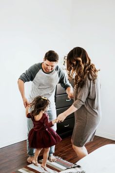 Family In Home, Home Maternity Photography, Maternity Photography Family, Christmas Family Photoshoot, Family Photos With Baby, Photography Indoor