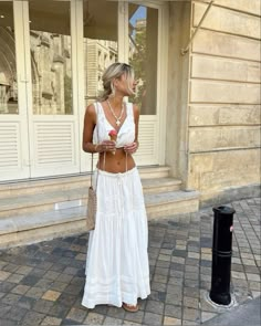 Florence Italy Outfits Summer, Greece Fashion Summer, White Boho Skirt Outfit, Outfit Boheme, Maxi White Skirt Outfit, Boho Vacation Outfits, White Maxi Skirt Outfit Summer, Boho Maxi Skirt Outfit, White Vacation Outfit