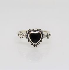 Vintage Sterling Silver Black Onyx Heart Ring ...Marked 925...Total of weights 3.1grams...Size 8...Measure of Face 10.5MM...It's in very good condition. Vintage Gothic Rings, Black Vintage Jewelry, Vintage Silver Rings Engagement, Silver Gothic Jewelry, Spooky Rings, Gothic Rings Engagement, Silver And Black Rings, Goth Wedding Ring, Goth Engagement Rings