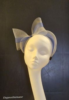 Navy Blue & Grey Headband Georgeous Fascinator  with Beautiful  loops bow. Perfect for Royal Ascot, K Wedding guest, Goodwood revival, Christening, Ascot, Mother of Bride /Groom or any special   **Do you like to have this in any other custom colours, Please message.  This has been made by hand and very light to wear. This is designed on the side of the headband for a beautifull Glamorous look. Refunds and Exchanges -------------------------------------------------------------------------- *Retur Fascinator Hats Wedding Guest, Fascinator Hats Diy, Headband Fascinator, Fascinator Wedding, Gray Headband, Goodwood Revival, Wedding Fascinators, Diy Hat, Royal Ascot