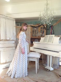 Lovely cotton print dress from the 1860s. This dress has many wounds and repairs. I made a new cotton lining for the shoulder parts because the fabric was weak.  Also the old print (seed pattern) got so many holes, that I have to say: this dress is not wearable. Both sleeves have piping at the shoulders, and in the waist you see many pleads.  The bodice has a very small cotton lining, and this one has dark spots.But these are not visible while wearing or exposing. The dress has some of oxygen st Vintage Beige Cotton Prairie Dress, Old Dresses Vintage, Storybook Dress, 1860s Dresses, Cotton Print Dress, Family Dress, Calico Dress, Old Dress, Fur Dress