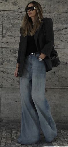 Street Style 2023, Wide Leg Jeans Outfit, Denim Street Style, Casually Chic, Jeans Outfit Winter, Jeans Street Style, Style 2023, Mode Casual