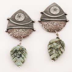 Awaiting your purchase is a pair of artisan sterling silver dangle earrings crafted by vintage maker in this wonderful leaf motif design featuring green carved agate. This special set remains in Excellent condition. Length: 58.9 mm Width: 29.4 mm Stone Dimensions (MM): 21 x 16 mm Weight: 11.5 g ------------------------------- TERMS OF SERVICE: - All of our stones are natural earth mined stones, unless stated otherwise. -We have tested all stones & metals that we identify and guarantee their puri Carved Agate, Leaf Motif, Motif Design, Sterling Silver Dangle Earrings, Earring Crafts, Natural Earth, Etsy Earrings Dangle, Silver Earrings Dangle, Silver Pearls