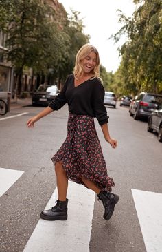 Elevate your wardrobe with our black skirt adorned with a delightful red floral pattern. This midi skirt features an elastic back for a comfortable fit, and it's lined for added elegance and comfort. Its flowy design adds a touch of grace to your ensemble, making it a versatile and stylish choice for any event! Our model wears the Black Norris Sweater Sizes: S / M / L S: length 34.26 in - width 13 in M: length 34.65 in - width 13.39 in L: length 35.04 in - width 13.78 in Contexture: 100% polyest Floral Skirt Outfits, Zebra Print Skirt, Estilo Hipster, Skirt Outfits Fall, Parisian Women, Midi Skirt Outfit, Skirts With Boots, Trendy Fall, Cute Fall Outfits