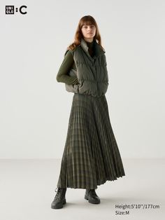 China Winter Fashion, Uniqlo Fall Outfit, Uniqlo Skirt Outfit, Mini Skirt For Winter, Black Pleated Long Skirt, Long Skirt Winter Outfit, Long Pleated Skirt Outfit, Skirt With Sweater, Knit Long Skirt