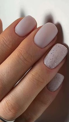 Solid Color Dip Nails, Pretty Nails For Winter Short, Short Winter Nails 2022, Winter Nails Short Simple, Classy Nails Short Winter, Winter 2022 Nails, Corporate Nails, Winter Nails 2022, Shiny Nails Designs