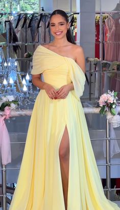 Metalic Dresses 2023, Gala Night Outfit, Elegant Yellow Dress, Formal Dress Yellow, Yellow Evening Dresses, Simple Wedding Gowns, Modest Dresses Casual, Elegant Dresses Classy