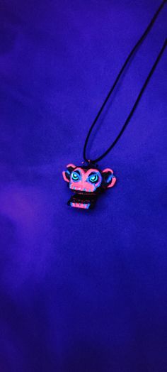 "\"Did you see me?? My monkey bomb finally worked!\" - Powder, League of Legends \".. I am the monster you created.\" Jinx monkey-bomb head necklace replica inspired by Powder's toy bomb that appears in the Arcane series. This little monkey is a must-have for all Jinx's main and lovers ♥ Made in Urethanic Resin and non-toxic uv paint this necklace is also nickel free, so it can be worn by anyone. The bright UV painting finish will be its best under neon lights, Wood lamp and UV black lights! EYE Arcane Necklace, Vi Caitlyn, Paint Monkey, Vi Cosplay, Uv Paint, Jinx Cosplay, Walpapers Cute, Uv Black Light, Jinx League Of Legends