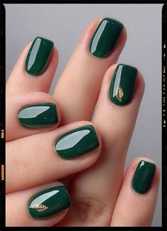 Short Nails - Green Nails - Winter Nails Emerald Green Nails With Gold, Nails With Gold Leaf, Green Nails With Gold, Emerald Green Nails, Nails With Gold, Emerald Nails, Dark Green Nails, Green Nail Polish, Green Nail