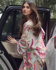 Tara Sutaria Aesthetic, Tara Sutaria, Desi Outfits, Pakistani Clothes, Traditional Indian Dress, Desi Fashion Casual, Indian Dresses Traditional, Simple Pakistani Dresses