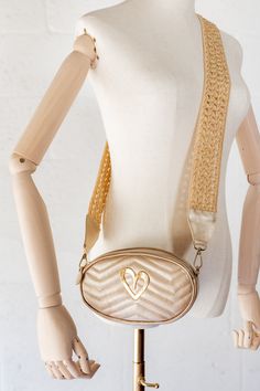 Pamela Bag - Gold Genuine Leather Adjustable 5" x 7" Gold Heart Incluye correa y strap. Chic Detachable Bag Strap, Trendy Gold Shoulder Bag With Detachable Strap, Chic Shoulder Strap With Detachable Strap For Everyday Use, Chic Shoulder Strap For Everyday Use, Chic Adjustable Crossbody Bag Strap, Chic Beige Crossbody Bag Strap, Chic Crossbody Bag Strap With Removable Pouch, Chic Gold Bag With Adjustable Strap, Chic Crossbody Shoulder Bag With Strap