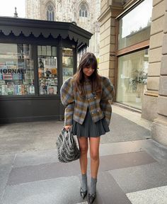 Woolen Coat Woman, Short Coats Women, Skirt Outfits Fall, Coat Women Fashion, Plaid Outfits, Winter Chic, Puff Long Sleeves, Plaid Coat, Double Breasted Jacket