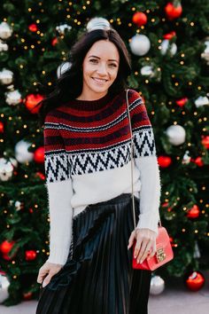 Plus Size New Years Eve Outfits, Dressy Christmas Outfits, Festive Sweaters, Festive Christmas Outfit, Christmas Hairstyle, Elevated Wardrobe, Christmas Outfit Ideas