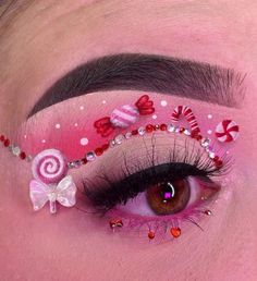 Pink Christmas Eye Makeup, Xmas Eye Makeup, Candy Eye Makeup, Candy Cane Eye Makeup, Christmas Graphic Eyeliner, Christmas Graphic Liner, Pink Christmas Makeup, Christmas Makeup Ideas Holiday, Cute Christmas Makeup