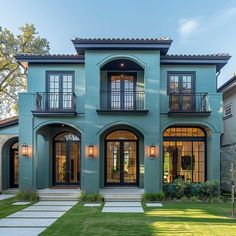 House Colour Design, Columns Decor, Inspiring Lifestyle, House Colour, Slope House, Classic Homes, Tile Cladding, Green Facade, Classic House Exterior