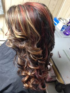 Tri Color Hair Ideas, Hair Dye Ideas For Dark Brown Hair, Calico Hair Curly, Curly Calico Hair, Curly Hair Color Ideas Highlights, Dark Calico Hair, Subtle Calico Hair, Hairstyles With Curled Hair, Calico Hair