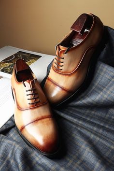 Brown leather oxford shoes in a mirror glossed handpainted base. - Aza Fashions Oxford Shoes For Men, Leather Mirror, Men Footwear, Brown Mirror, Diana Penty, Oxford Shoes Men, Shoe Bags, Leather Oxford Shoes, Luxury Sale