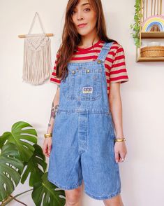 Light blue denim overalls from the 90s. The straps are adjustable. Two large pockets on the sides and one at chest level. Well cut, it is pleasant to wear and perfect for summer! Estimated size M/L (but check measurements please) The model is 1m70 tall and weighs 50kgs and generally wears M on the top and XS on the bottom. The overalls suit him well, with a desired oversized effect. * FLAT MEASUREMENTS: Waist width: 46cms Waist length --> crotch: 30cms Total length: 93cms * CONDITION : Very good Casual Blue Shortalls Cheap, Retro Style Shortalls With Pockets, Retro Shortalls With Pockets, Medium Wash Cotton Overall Shortalls, Cotton Medium Wash Shortalls Overalls, Cotton Medium Wash Shortalls, Retro Medium Wash Cotton Overalls, Retro Cotton Denim Jumpsuit In Medium Wash, Retro Medium Wash Cotton Denim Jumpsuit