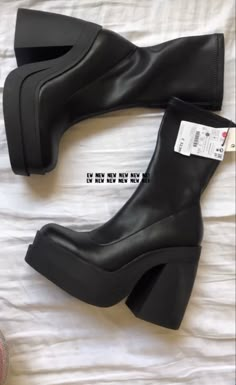 Pretty Heels, Dr Shoes, Kylie Jenner Outfits, Shoes Outfit Fashion, Jenner Outfits, Fancy Shoes, Girly Shoes, Pretty Shoes