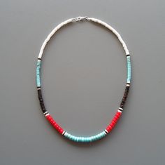 Collier artisanal réalisé par mes soins, dans des tons plein de gaieté turquoise-rouge-blanccollier heishi composé de rondelles de véritables turquoises, de corail rouge et de rondelles en coquillage blanches et marron.le fermoir poinçonné, son anneau et leurs perles sont en argent 925.diamètre des rondelles : de 0.6 cm au centre à 0.4 cm aux extrémitésmonté sur fil de collier en acier entouré de nylon d'excellente qualité (beadalon, usa)le collier mesure 49 cm.possibilité de venir le chercher à Beaded Necklaces, Beaded Necklace, Beaded Bracelets, Jewelry Making, Turquoise, Jewellery Making