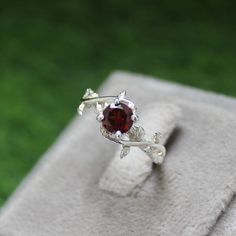 * Material: 925 Sterling Silver * DETAILS ✥ Handmade Ring ✥ - Center Stone: Natural Garnet - Center Stone Size: 6 MM - Center Stone Shape: Round  - Band Color: Silver Shiny ✥ O T H E R ∙ I N F O R M A T I ON ✥ ♦ Your item will be nicely packed to gift in elegant jewelry boxes. ♦ Custom Order We can make custom rings in almost any shape and style. If you want a specific model, please send us a clear picture and we will do our best. ♦ Delivery All Item will be Shipped within 3 to 5 Days after paym Vintage Engagement Rings Round, Unique Wedding Ring, January Birthstone Jewelry, Garnet Engagement Ring, Wedding Ring For Women, Engagement Ring Vintage, January Birthstone, Wedding Rings Unique, Ring Unique