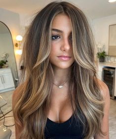 Bronde Hair Color on Straight Hair Light Brunette Hair, Rambut Brunette, Brown Hair Looks, Brown Hair Inspo, Bronde Hair, Brunette Hair With Highlights, Brown Hair With Blonde Highlights, Brunette Balayage Hair, Brown Hair Balayage