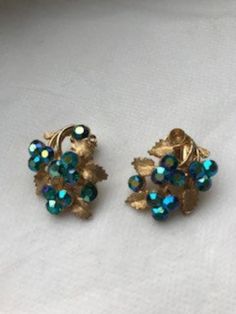 Pretty blue and gilt flower clip on earring from the 50s, in excellent condition Vintage Green Flower Earrings, Vintage Blue Clip-on Earrings, Vintage Gold Flower Earrings For Party, Vintage Flower Earrings For Party, Vintage Blue Flower Earrings, Vintage Blue Clip-on Earrings For Gift, 1950s Earrings, Clip On Earring, Wedding Jewelry Earrings