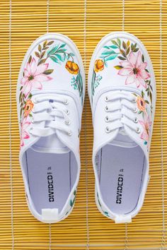 Vans Painted Shoes Ideas, Canvas Shoes Diy, Painted Shoes Diy, Painted Canvas Shoes, Tattoo Trend, Custom Painted Shoes, Painted Sneakers