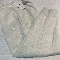 Beautiful Color Has Pockets And Drawstrings Color Is Light With Gray Woman Sweatpants, Nike Grey Sweatpants, Nike Tech Fleece Pants, Nike Woman, Fleece Pants Women, Grey Yoga Pants, Gray Sweatpants, Womens Jeggings, Nike Joggers