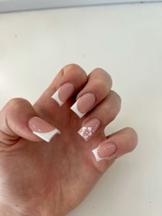 Simple Acrylic Nails Flower, White French Tip Nails With Hibiscus, White Nails Acrylic Flower, French Nails With A Flower, French Tip Acrylic Ideas, Flower Nail Art French Tip, Nails Ideas White French, French Tip With Flowers Square, Acrylic Nails With Hibiscus Flower