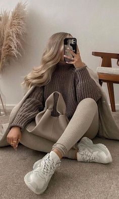 Cozy Beige Outfit, Cream Autumn Outfit, Fall Outfits Blonde, Helicopter Outfit Ideas, Beige Trainers Outfit Women, Vanilla Winter Outfit, Autumn Outfits Cozy, Cozy Elegant Outfit, Womens Casual Winter Outfits