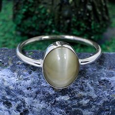 925 Sterling Silver - Chrysoberyl Cats Eye Ring - Bezel Setting - Handmade Ring - Oval Dainty Ring - Statement Rings SDR-1982 Description : Stamp :- 925 Metal : 925 Sterling Silver Weight : 2.40 Gram Approx Stone Size : 10 X 9 MM Approx handmade Item Made to order. **This ring you will receive may vary from the image as no two gemstones are similar and images cannot define exact product definitions. ** Shipping Policy:- We mainly use UPS , DHL eCommerce, FedEx for the shipping of goods depending Cats Eye Ring, Ring Bezel, Zierlicher Ring, Moon Ring, Rose Quartz Ring, Cats Eye, Moonstone Jewelry, Eye Ring, Ring Oval