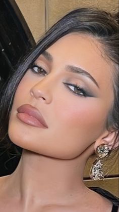 Kylie Jenner Makeup Look, Maquillage Kylie Jenner, Ball Makeup, Bold Eyeshadow, Sultry Makeup, Makeup Dark