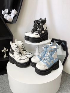 𝒜𝒷ℴ𝓊𝓉: Upper: Denim Sole: EVA; durable and slip-resistant; double-layered Entry: Side Zipper Heel Height 3.15''/8cm, Front Platform Height 1.97''/5cm The overall design features star elements as highlights, and the shoelaces also incorporate a dual-color design that can be disassembled if not preferred.  ♡ 𝓼𝓲𝔃𝓲𝓷𝓰 ♡ US Shoes With High Sole, Y2k Star Shoes, Shoe Styles 2024, Cute Platform Shoes, Black And White Clothing, Platform Shoes Outfit, Space Shoes, Manish Fashion, Big Shoes