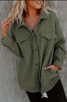 Comfy olive Shacket! These sell fast. Absolutely the warmest ever! Quilted Shirt, Chic Quilts, Long Sleeve Denim Jacket, Long Sleeve Workout, Long Sleeve Knit Sweaters, Pocket Shirt, Casual Tank Tops, Retro Chic, Color Khaki