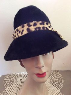 "Vintage 1950s 1960s Black hat with stenciled calfskin band. Made in Italy. CONDITION: No issues noted. INSIDE GROSSGRAIN BAND CIRCUMFERENCE-21\" INSIDE CIRCUMFERENCE JUST UNDER THE BRIM-25\" HEIGHT OF CROWN-4\" **WE APOLOGIZE~BUT WE CAN NO LONGER SHIP TO ITALY OR SPAIN. WE HAVE INCURRED TOO MANY ISSUES WITH SHIPPING. PACKAGES GOING MISSING..DAMAGED...ETC. IF ORDERS COME IN FROM ITALY OR SPAIN, WE WILL HAVE TO CANCEL THEM AND REFUND YOUR MONEY. SORRY FOR THIS INCONVENIENCE. BUT WE CAN NO LONGER Vintage Black Cloche Hat With Wide Brim, Black Vintage Cloche Hat With Wide Brim, Retro Wide Brim Cloche Hat For Winter, Vintage Party Hats For Winter, Retro Cloche Hat For Vintage Fashion, Vintage Black Cloche Hat For Winter, Vintage Brimmed Cloche Hat For Winter, Vintage Winter Cloche Hat For Formal Occasions, Vintage Fur Felt Hat For Winter