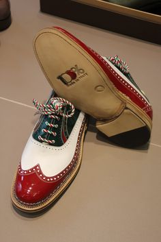 "Scarpe tricolori", entirely hand-made in Montegranaro (Italy) by master craftsman shoemaker Doriano Marcucci. Something truly unique and original to celebrate 150th anniversary of Italy's unification. The green-white-red shoes were given as a gift to Italian President Giorgio Napolitano. Spider Man Shoes, Best Sandals For Men, Gentleman Shoes, Oxford Brogues, Bespoke Shoes, Man Shoes, Edgy Chic, Cute Style, Hot Shoes