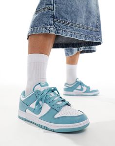 Chaussures, bottes et baskets par Nike Il ne te reste plus qu'à faire tes lacets Modèle bas Fermeture à lacets Languette et cheville rembourrées Griffe Nike emblématique Perforées pour une meilleure ventilation Semelle intermédiaire en mousse pour plus de légèreté et de confort Semelle extérieure en caoutchouc résistant Semelle concentrique antidérapante Remarque : vous ne pouvez acheter qu'une seule unité de ce produit par commande Les clients qui essayent de commander plus d'une paire pourron… Puma Cali White, Sacs Tote Bags, Retro Trainers, Converse Chuck Taylor White, Leopard Print Baby, Shorts Co Ord, Nike Brand, Retro Sneakers, White Trainers